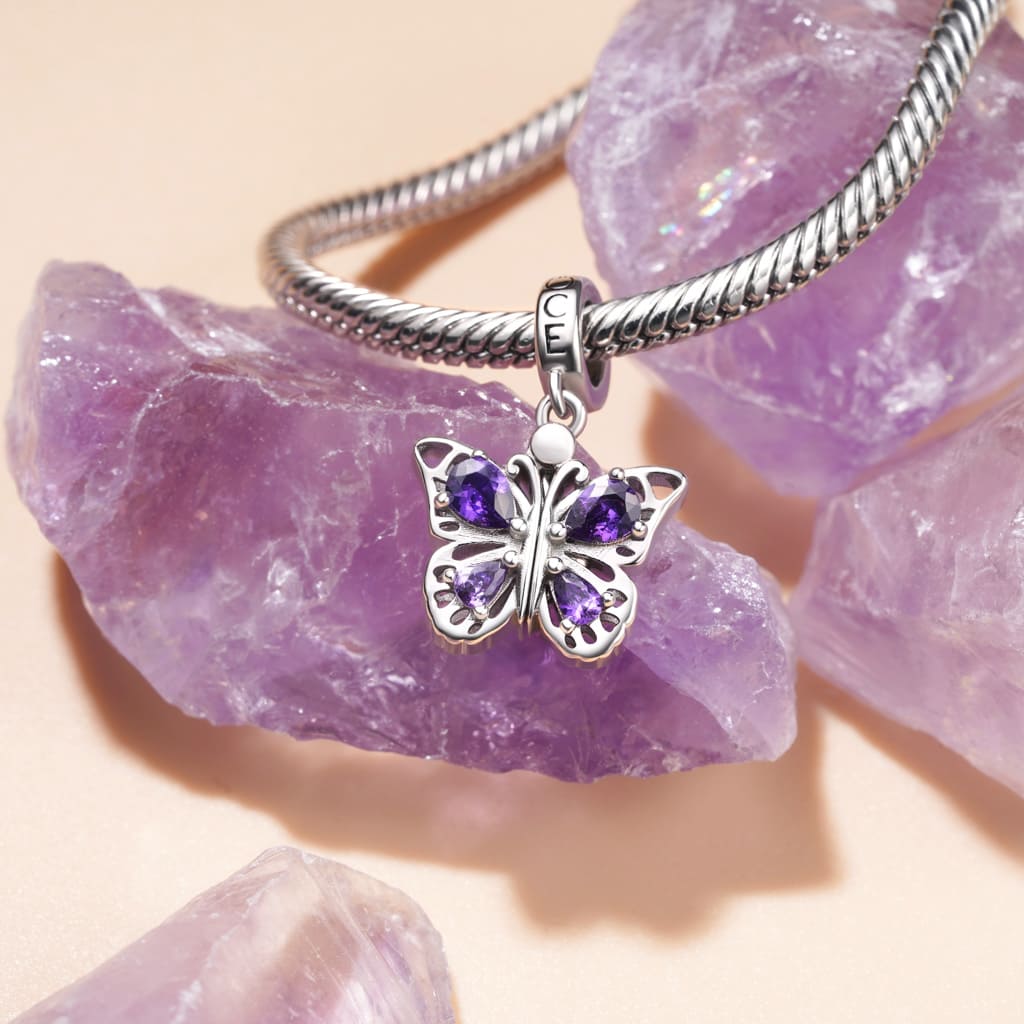 開閉可能な蝶の彫刻ペンダント image number 4