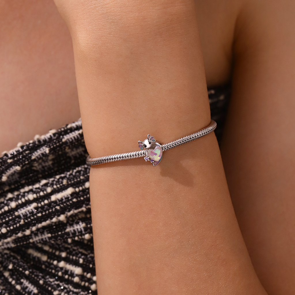 メキシコのアホロートルがハートチャームを抱擁 image number 4