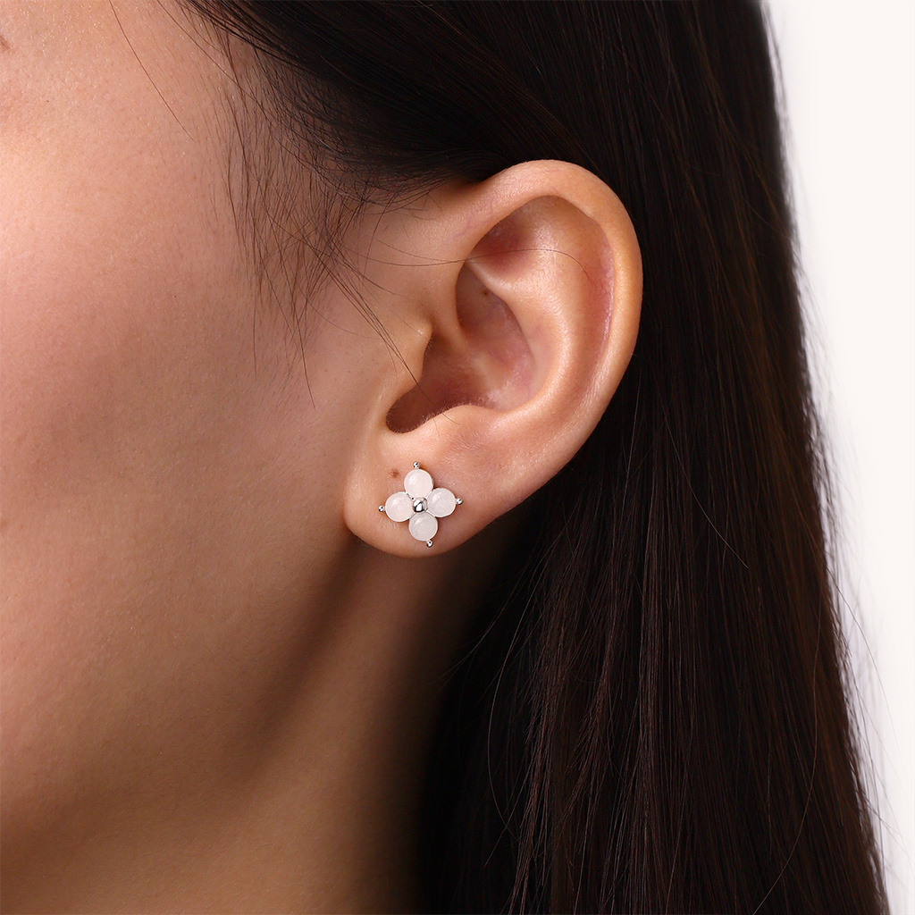 暗闇で光るフラワースタッドピアス image number 3