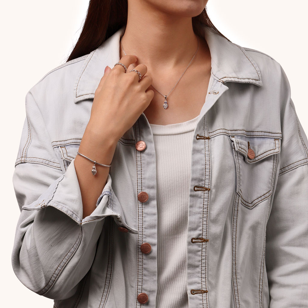 中空のフクロウの羽根と光と影のペンダント image number 3