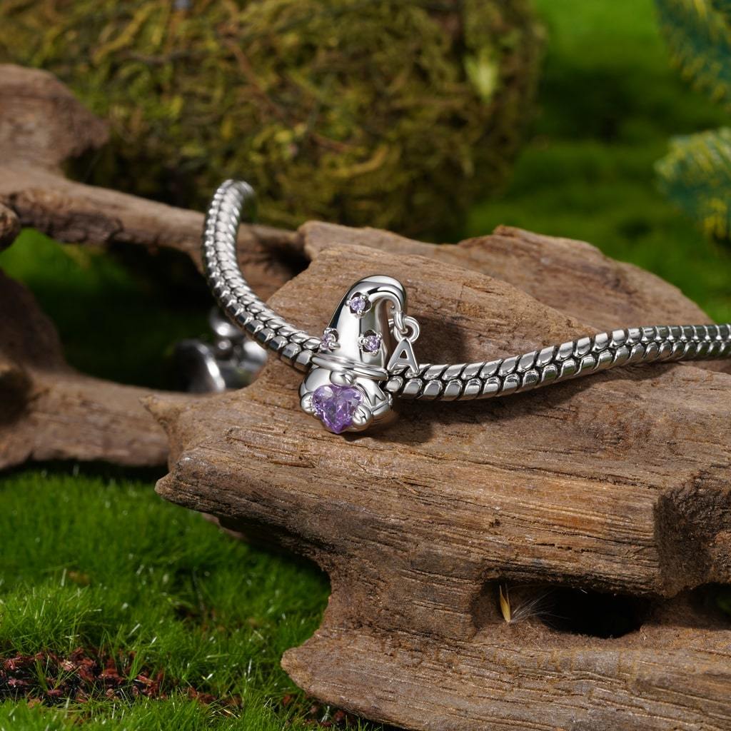 キュートなノームが誕生石チャームを抱きしめる image number 3