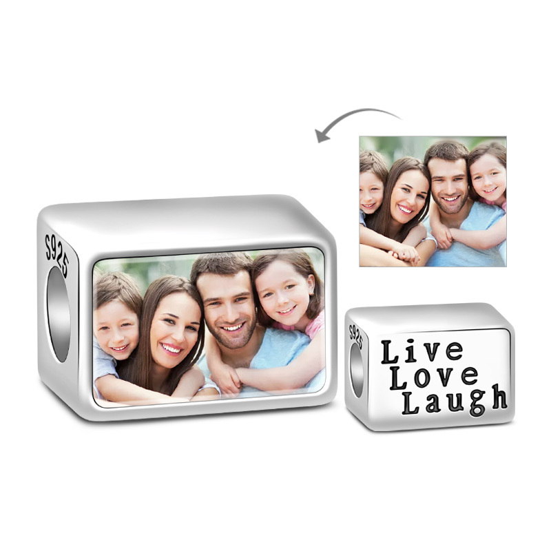 「Live Love Laugh」が刻まれたチャーム image number 0