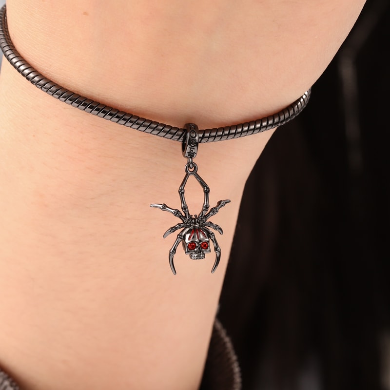 Spider Skull Pendant image number 2