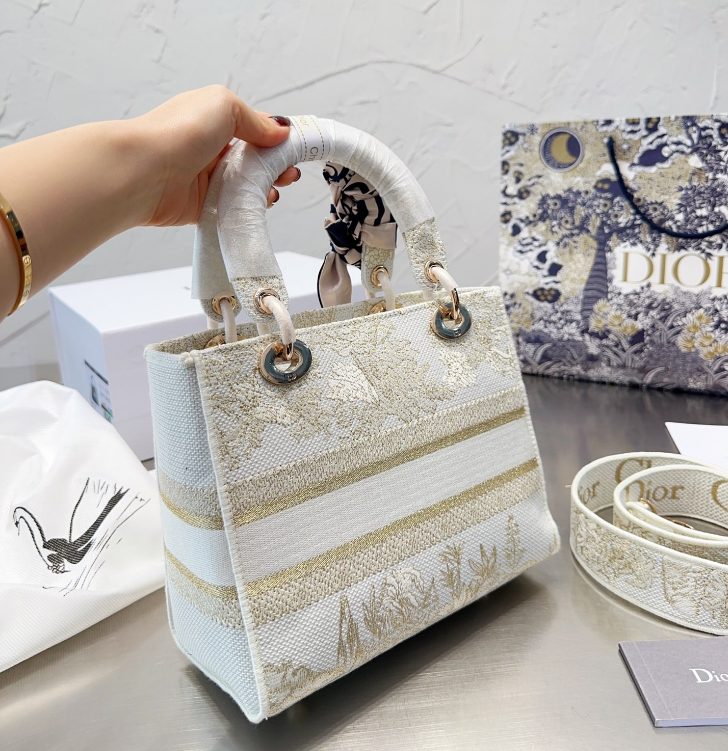 【新作】  LADY D-LITE ミディアムバッグ