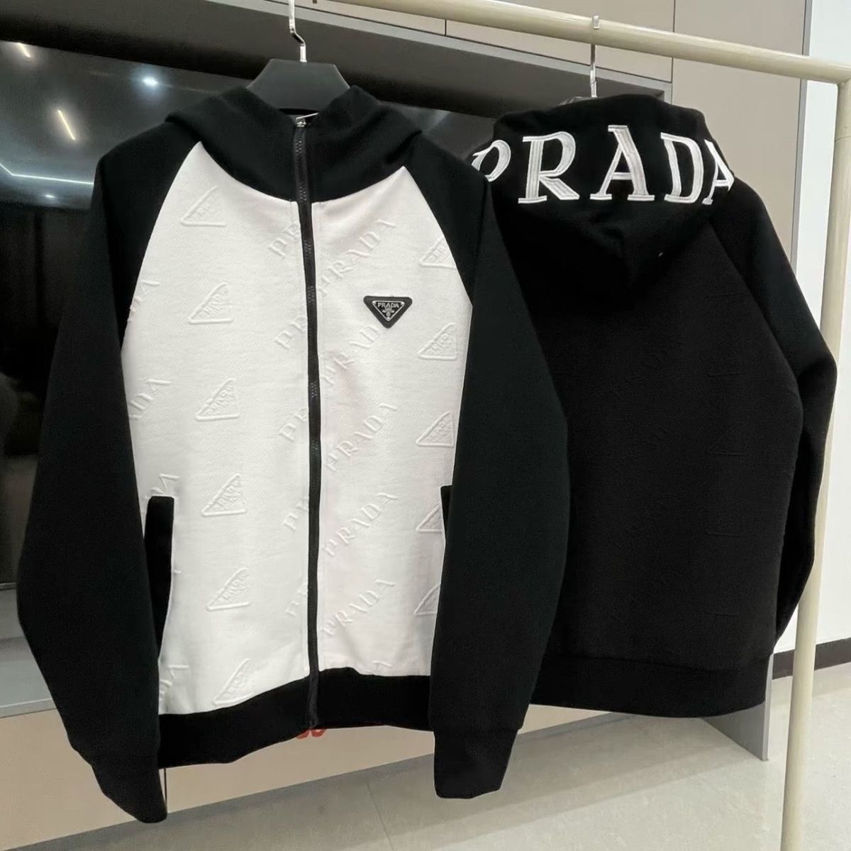 セール 人気モデル[PRADA] プラダ アウター   新しい刺繍入りフード付きジャケット