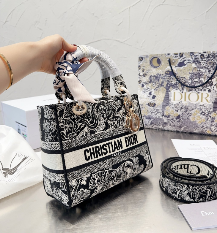 LADY D-LITE ミディアムバッグ