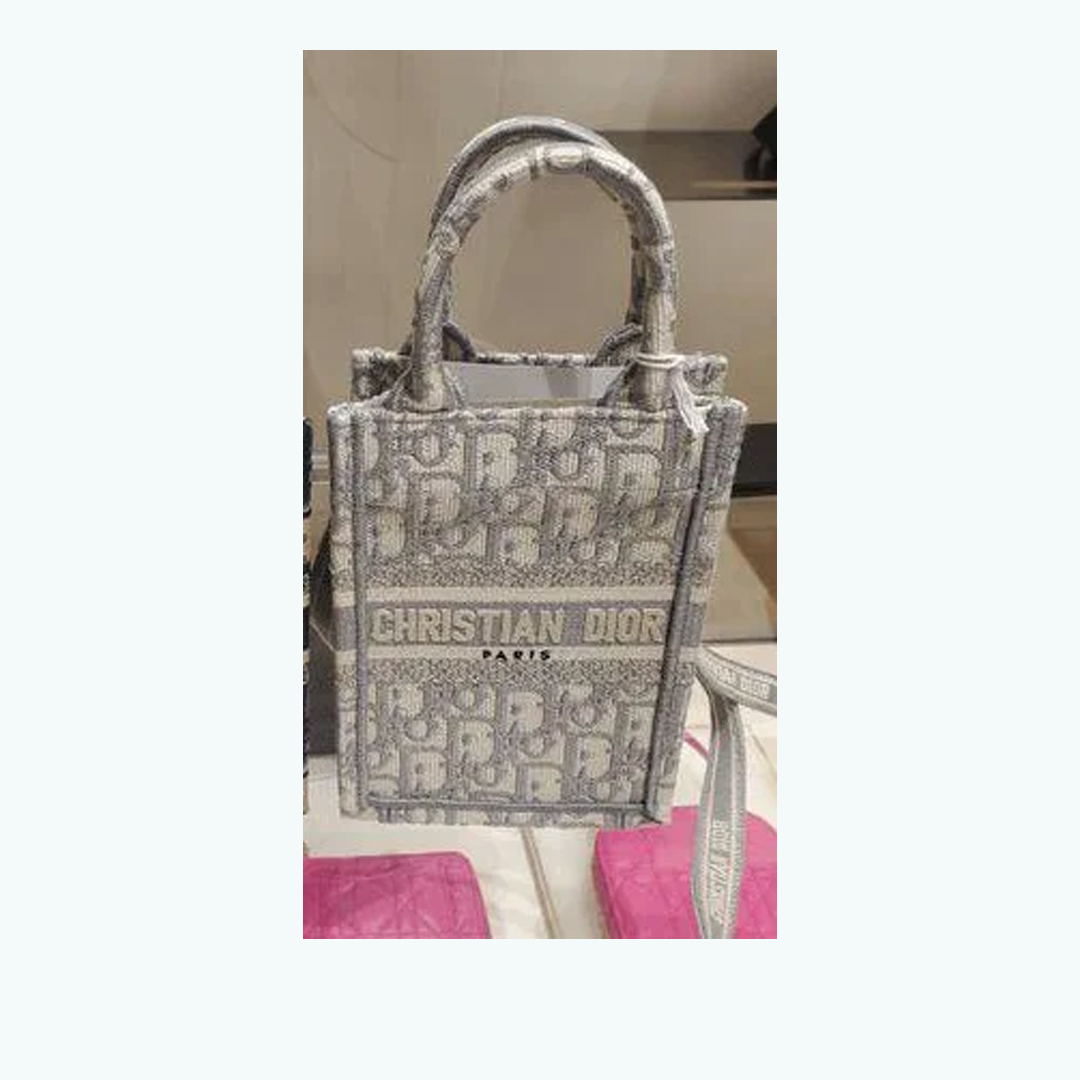 【完売確実！最新サイズ！】DIORブックトートphoneバック