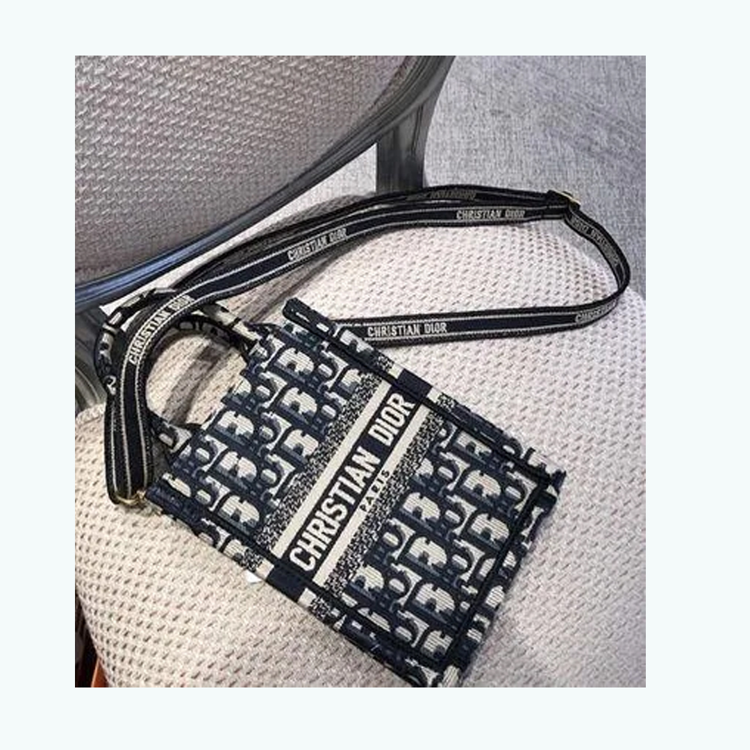 【完売確実！最新サイズ！】DIORブックトートphoneバック