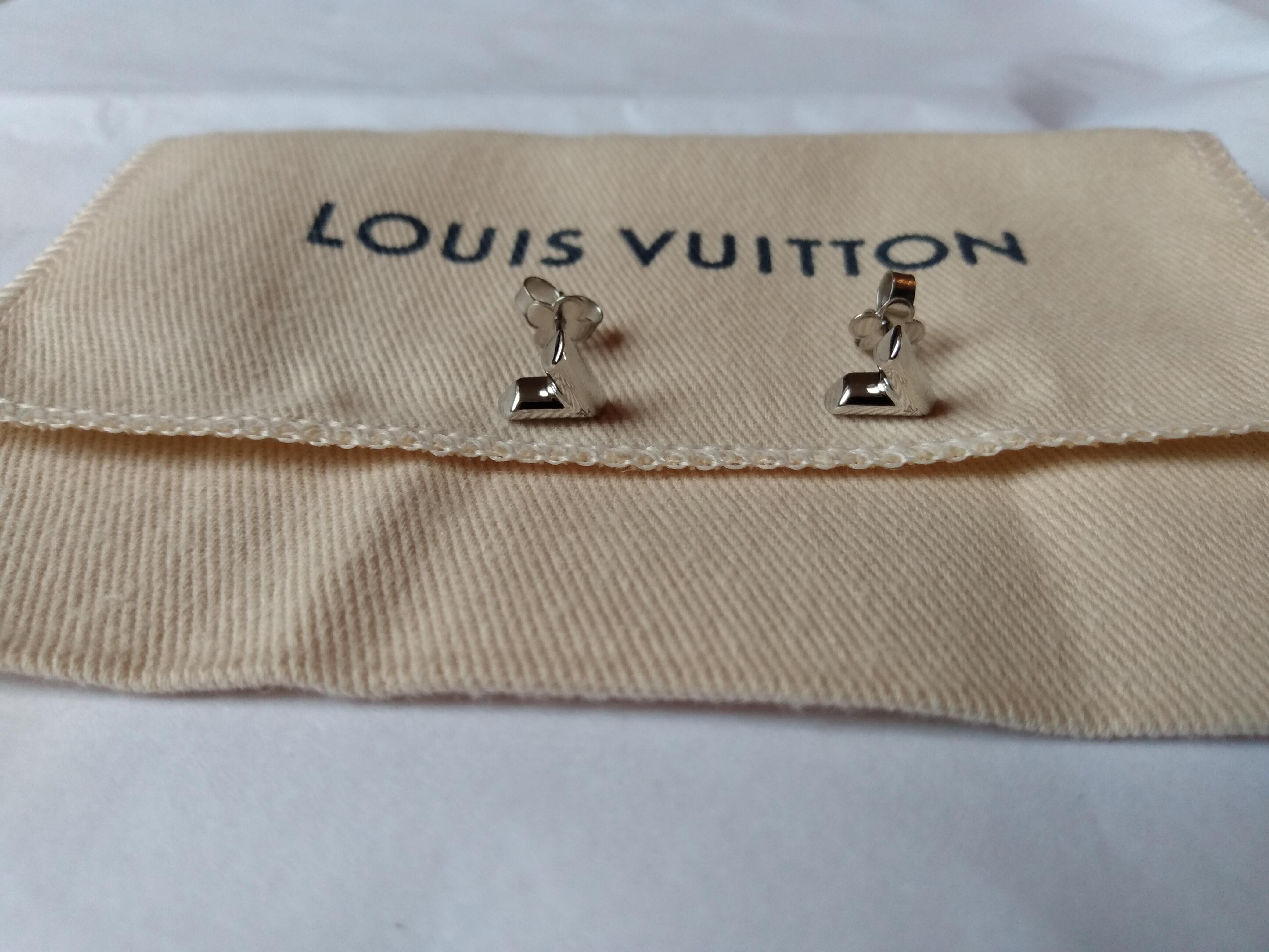 【Louis Vuitton】ESSENTIAL エッセンシャル V スタッズ ピアス