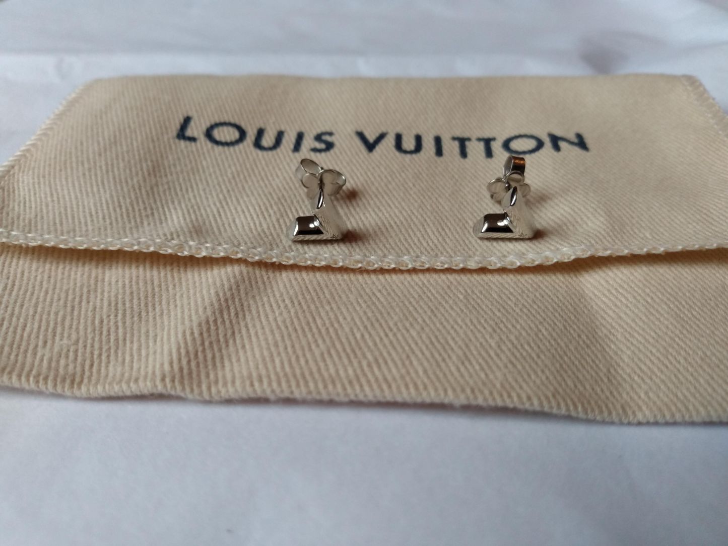 【Louis Vuitton】ESSENTIAL エッセンシャル V スタッズ ピアス