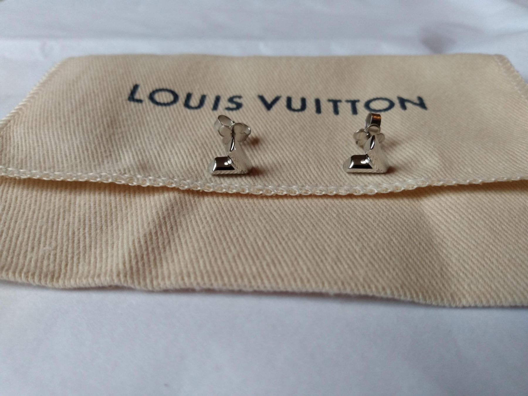 【Louis Vuitton】ESSENTIAL エッセンシャル V スタッズ ピアス