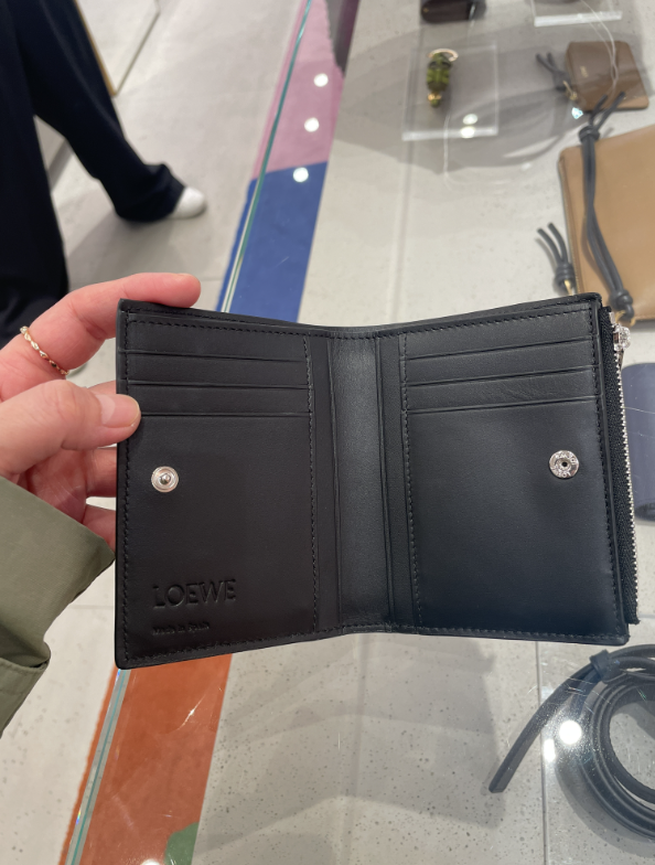 【LOEWE】新作 スリム コンパクトウォレット
