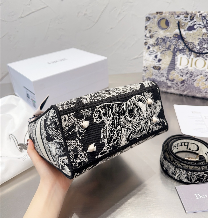 LADY D-LITE ミディアムバッグ