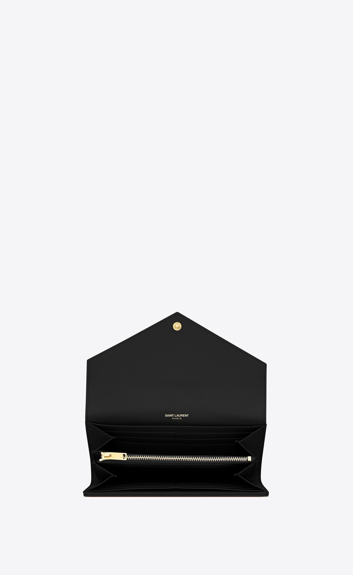 大きな文字のロゴがエンボス加工革財布をきめ