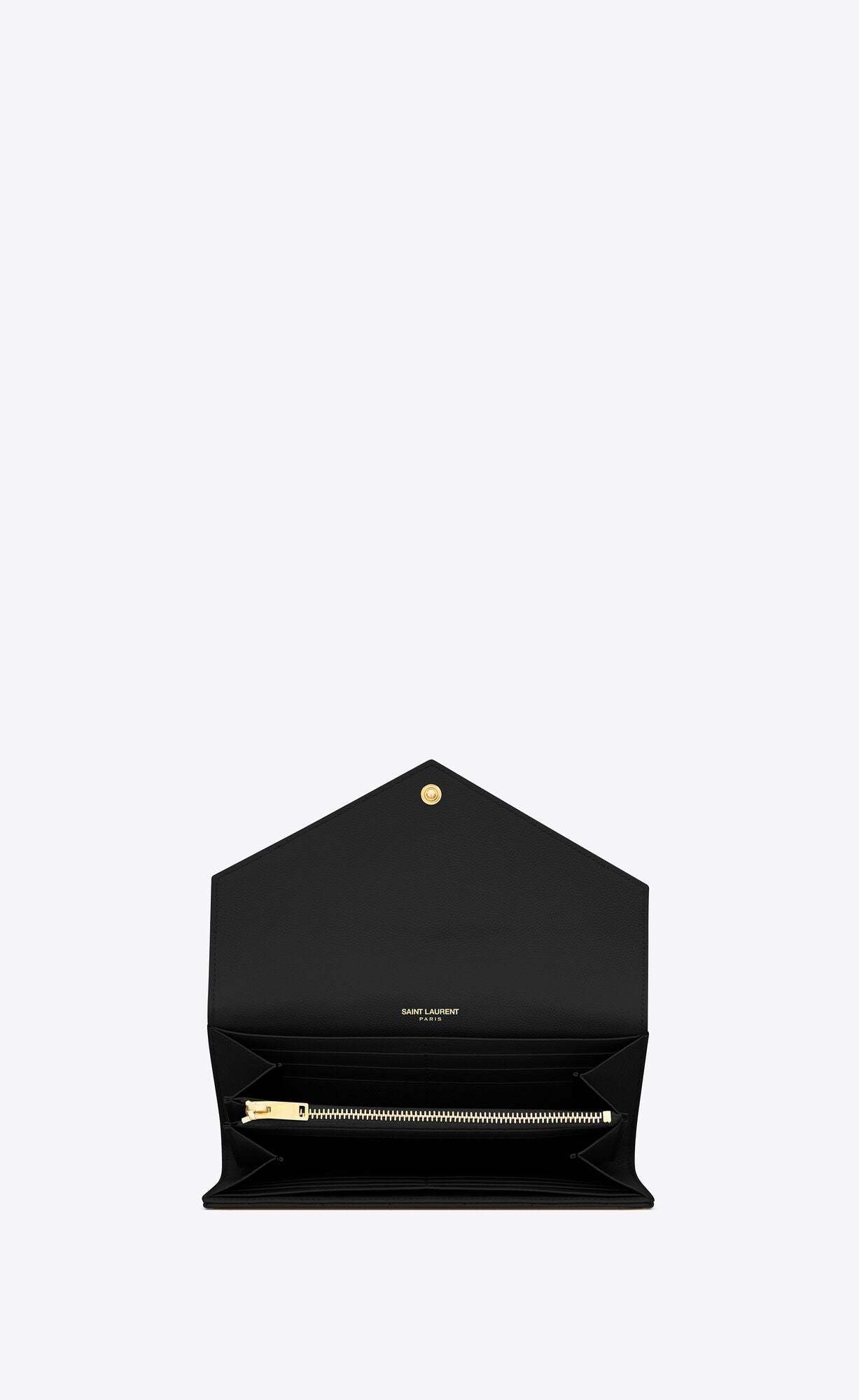 大きな文字のロゴがエンボス加工革財布をきめ