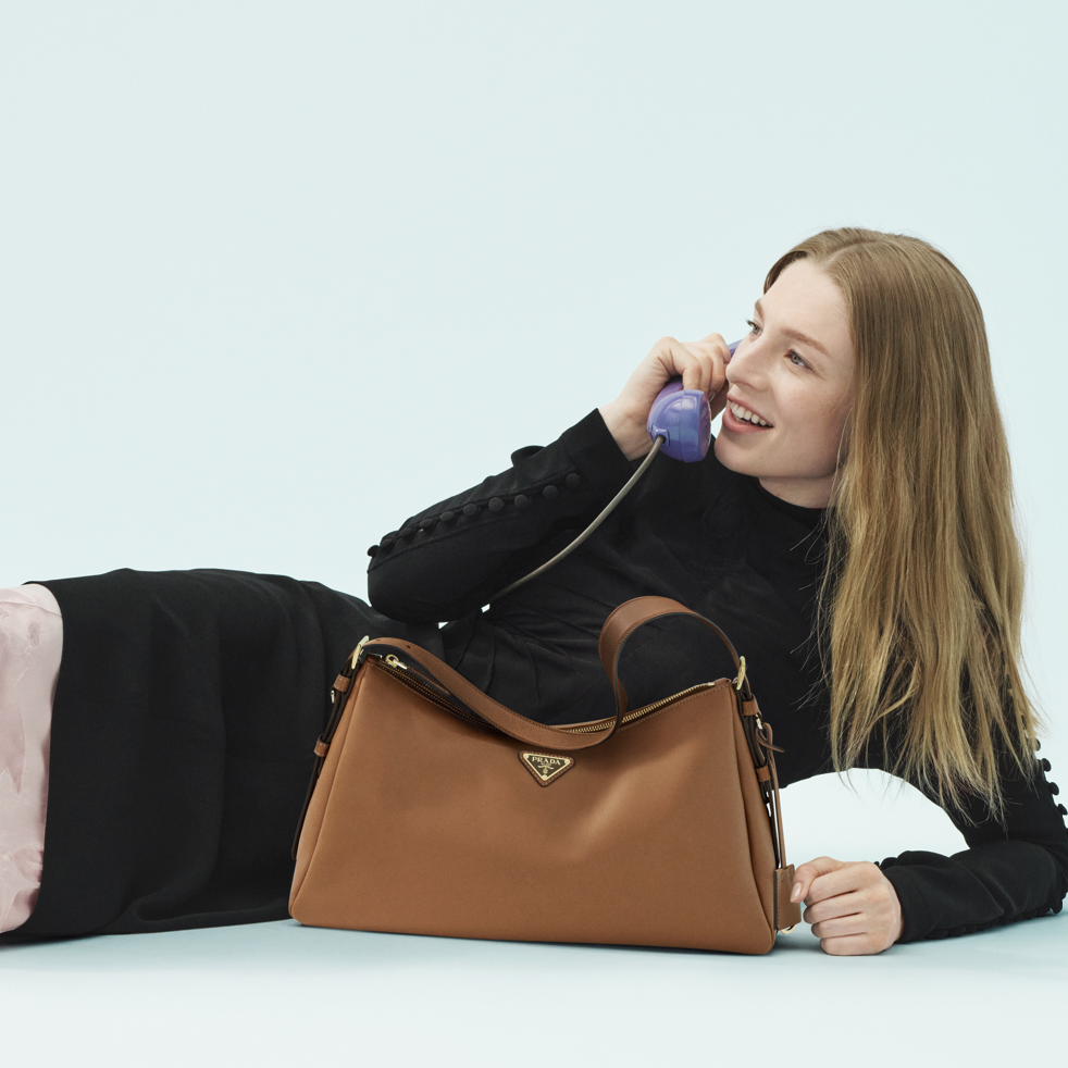 プラダ エメ ラージ レザー ショルダーバッグ