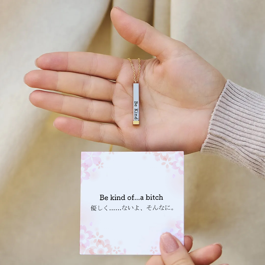 Be Kind...of a bi♡ch - 隠されたメッセージネックレス