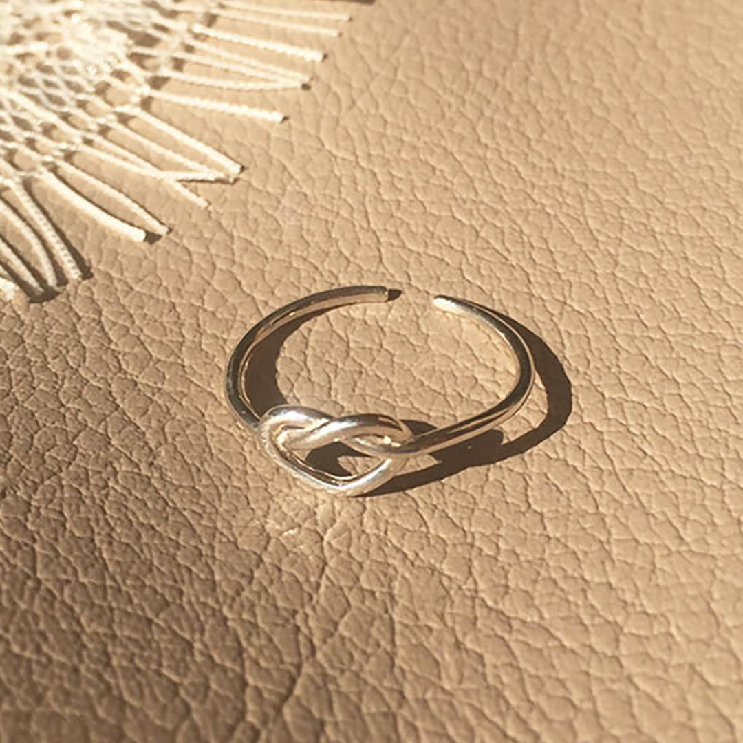 小さな運命を結ぶ絆のリング