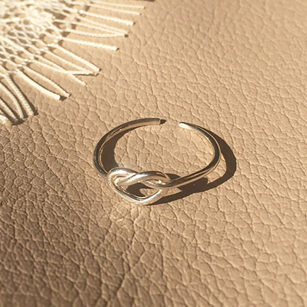 小さな運命を結ぶ絆のリング