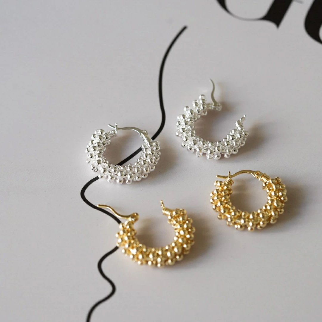 親友の小さなビーズの輪ピアス