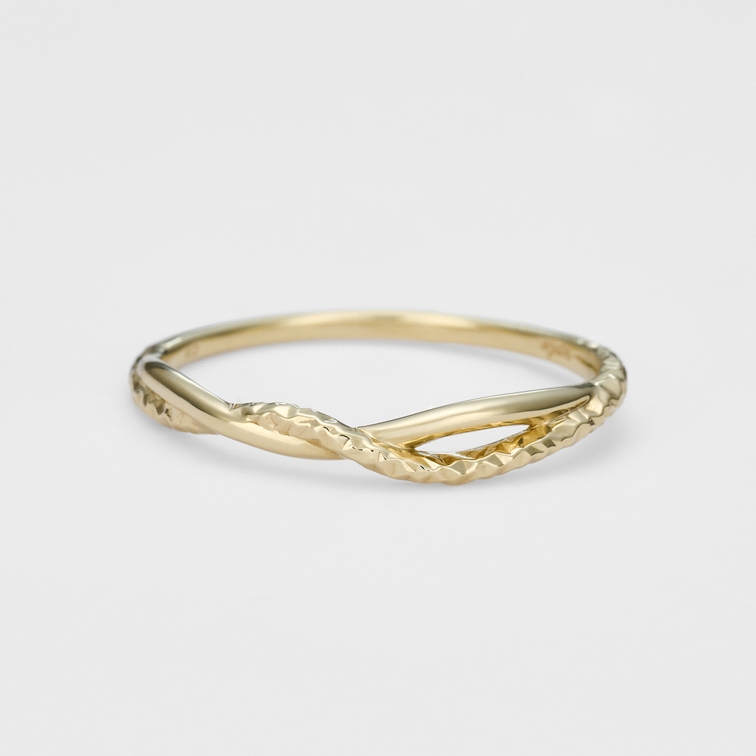 静かな想いを映す、優しい波紋のリング