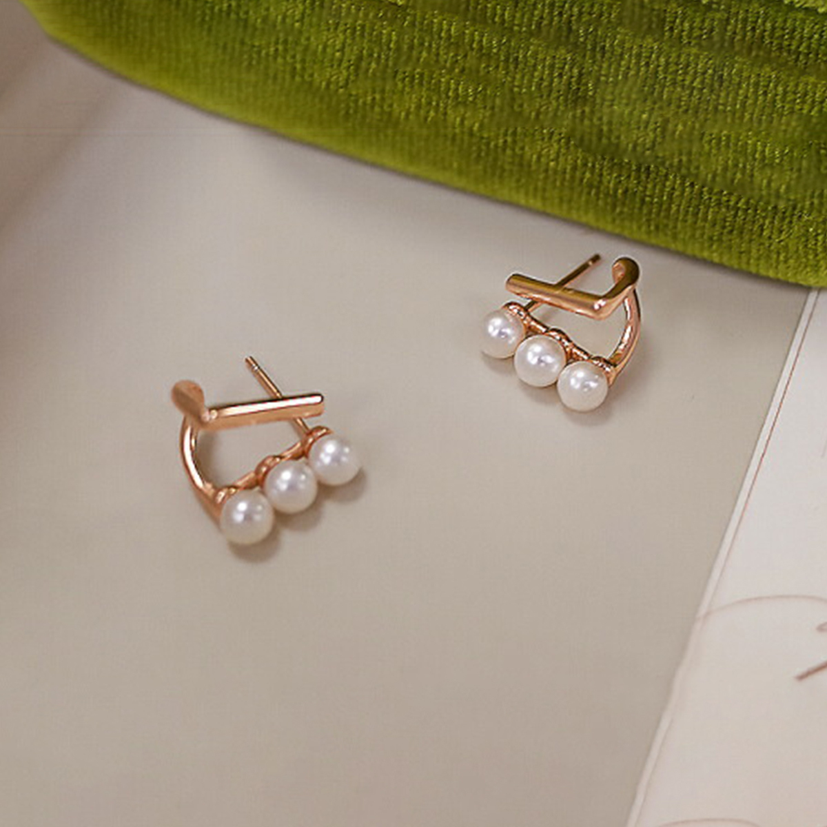 ママの小さな三連の煌めきピアス