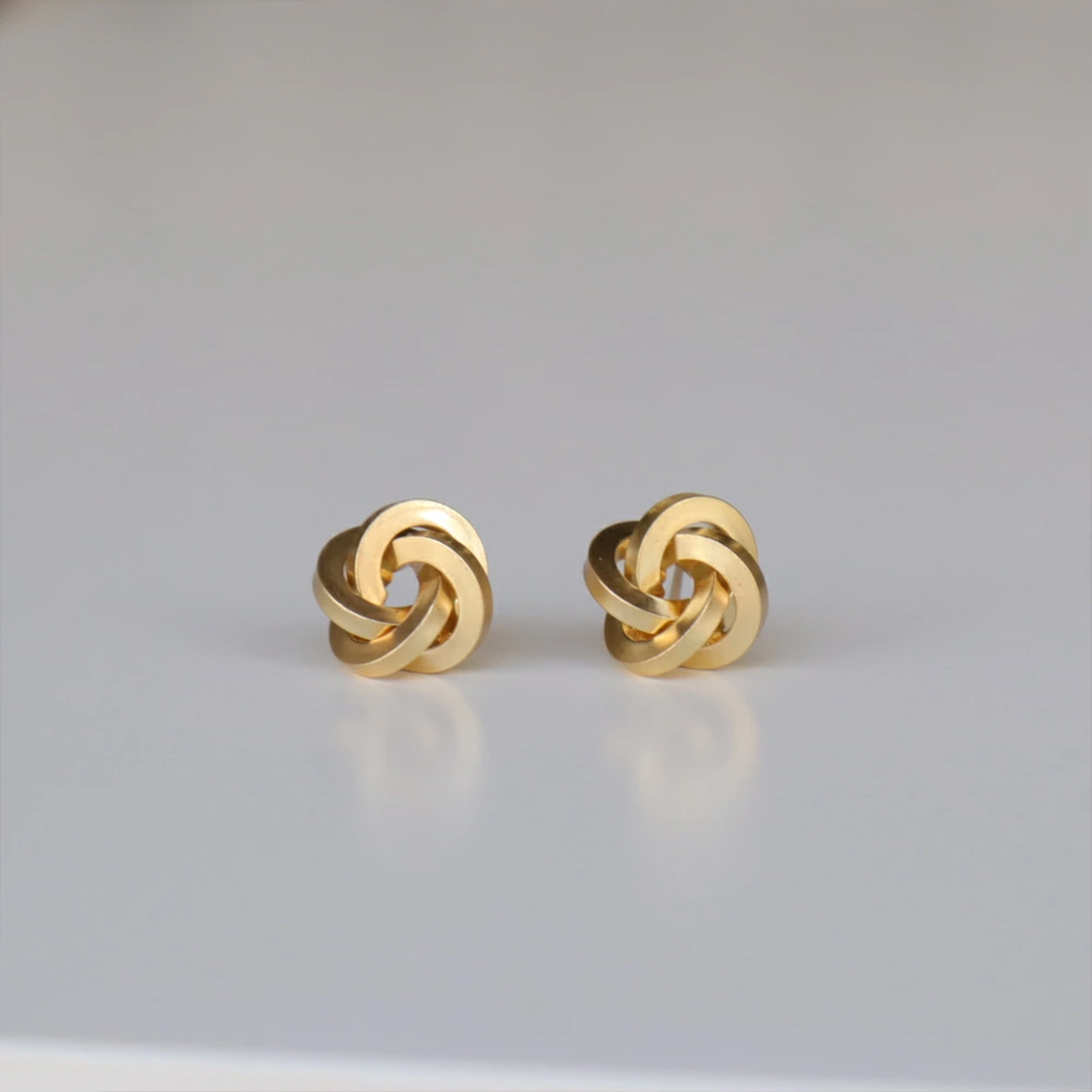 「結びの光」ラブノット・ゴールドスタッドピアス