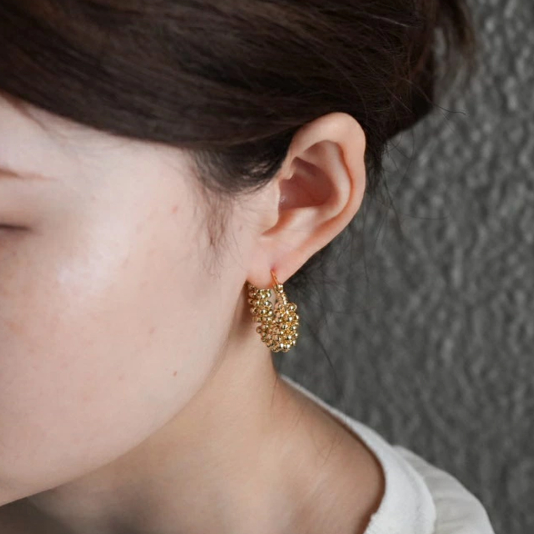 親友の小さなビーズの輪ピアス