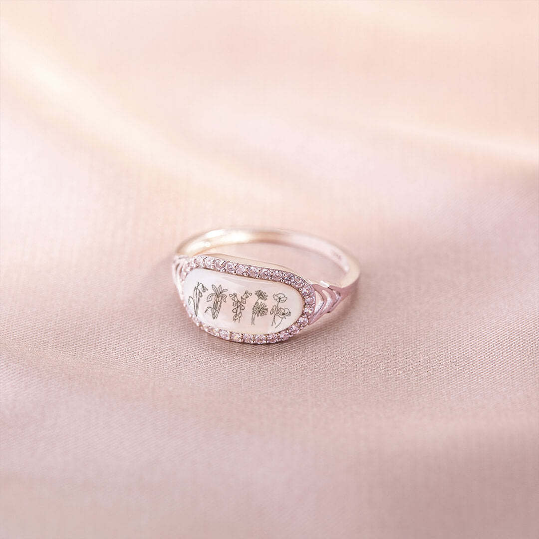 大切な人たちとの絆をそっと身につける、誕生花のリング