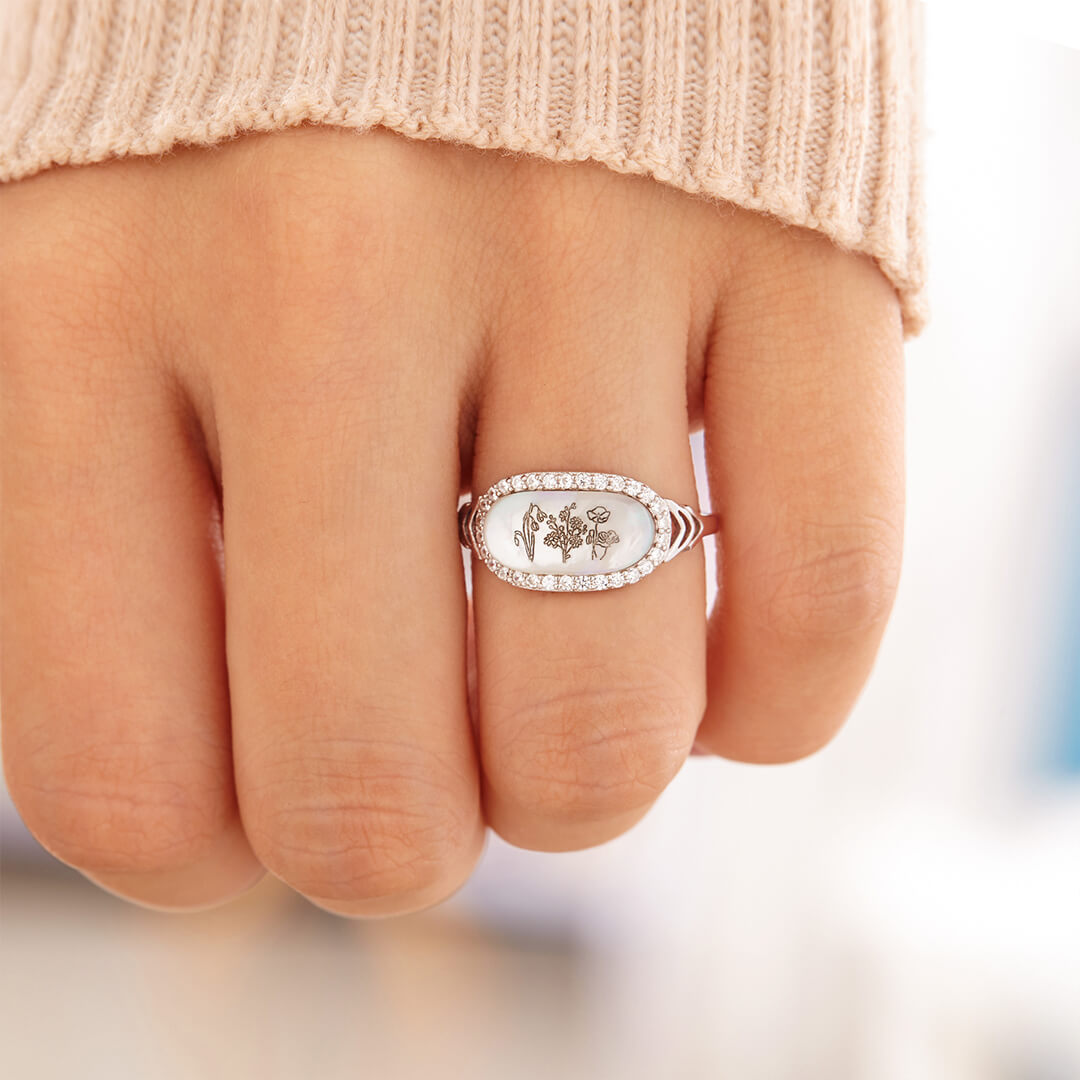 大切な人たちとの絆をそっと身につける、誕生花のリング