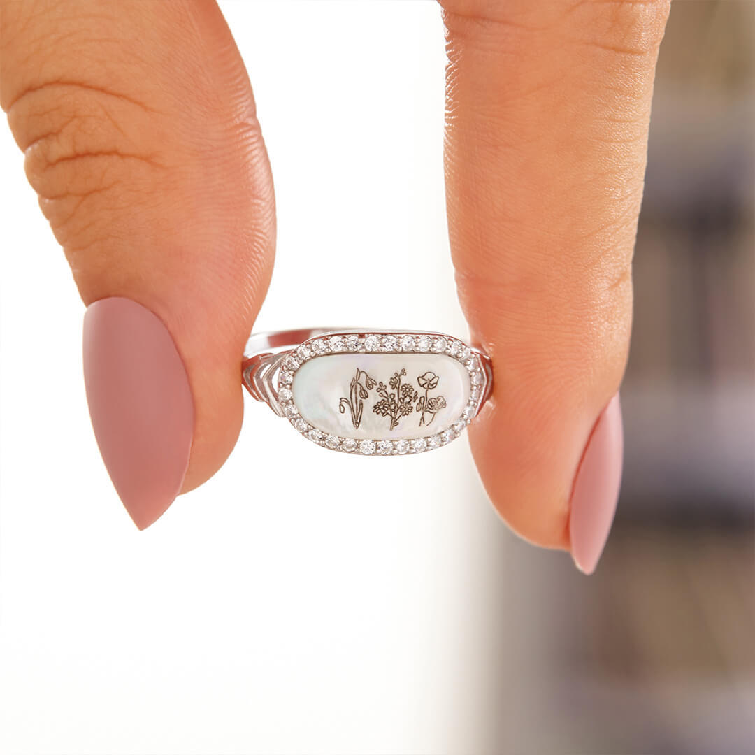 大切な人たちとの絆をそっと身につける、誕生花のリング