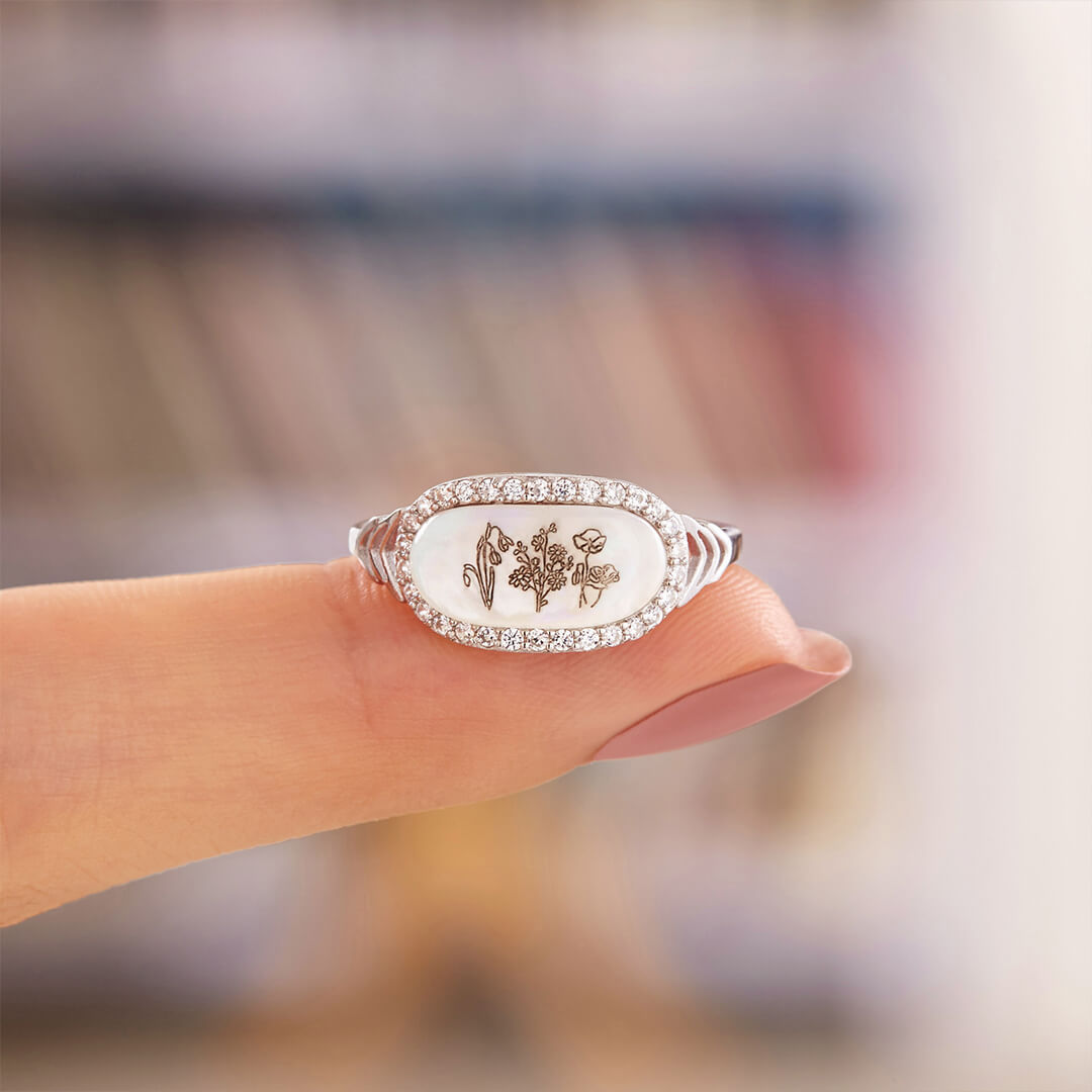 大切な人たちとの絆をそっと身につける、誕生花のリング