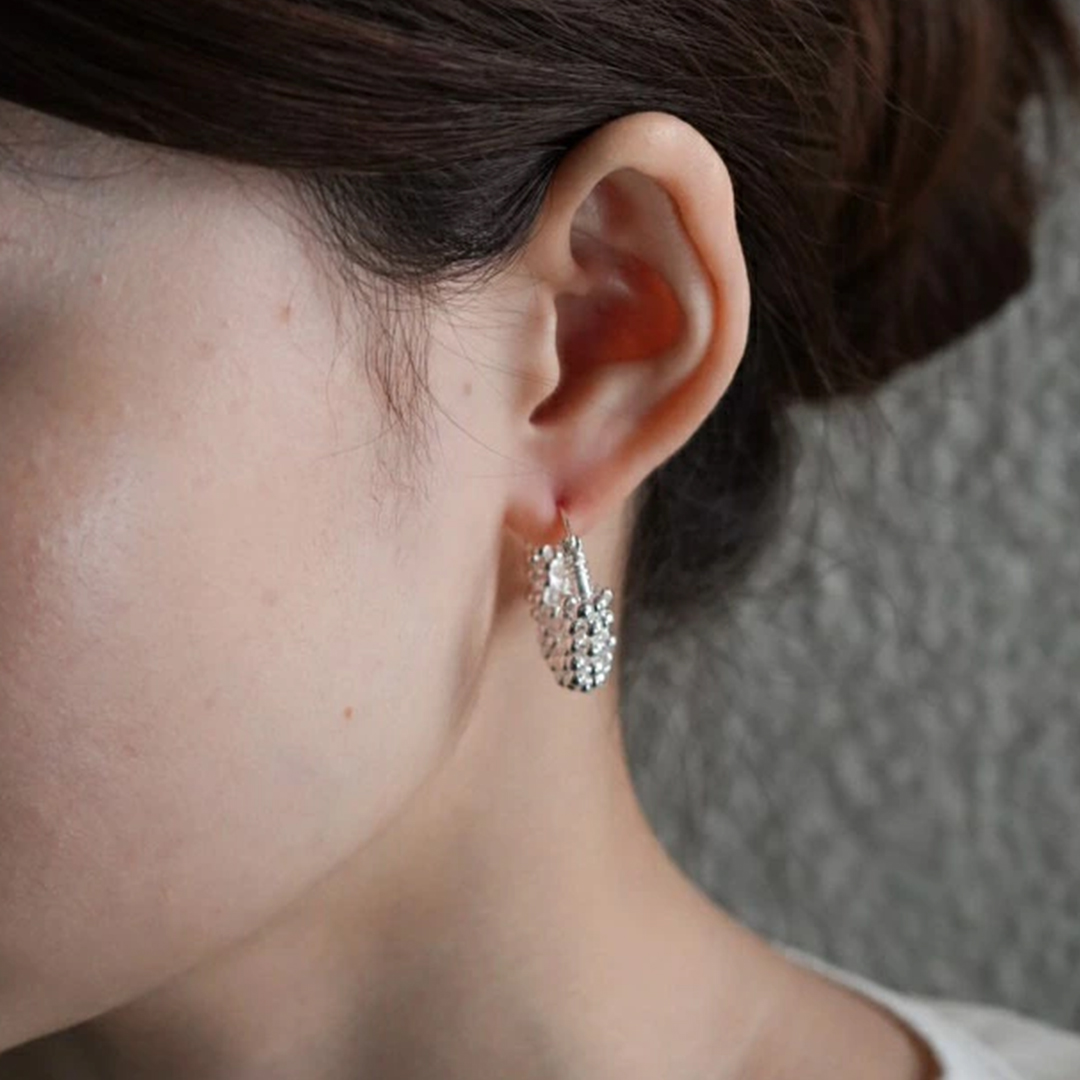 親友の小さなビーズの輪ピアス