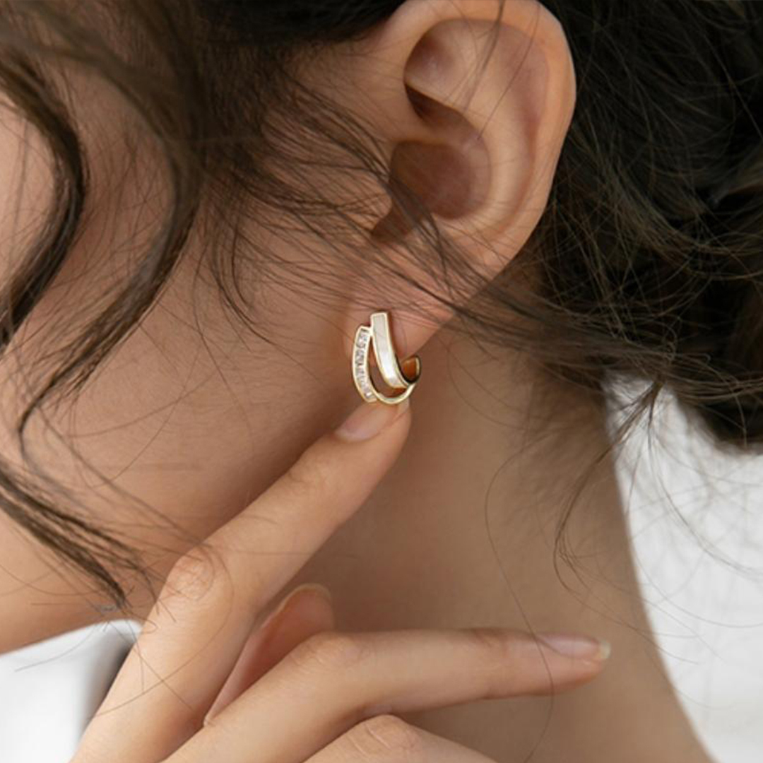 恋人の小さなツイストの交差点ピアス