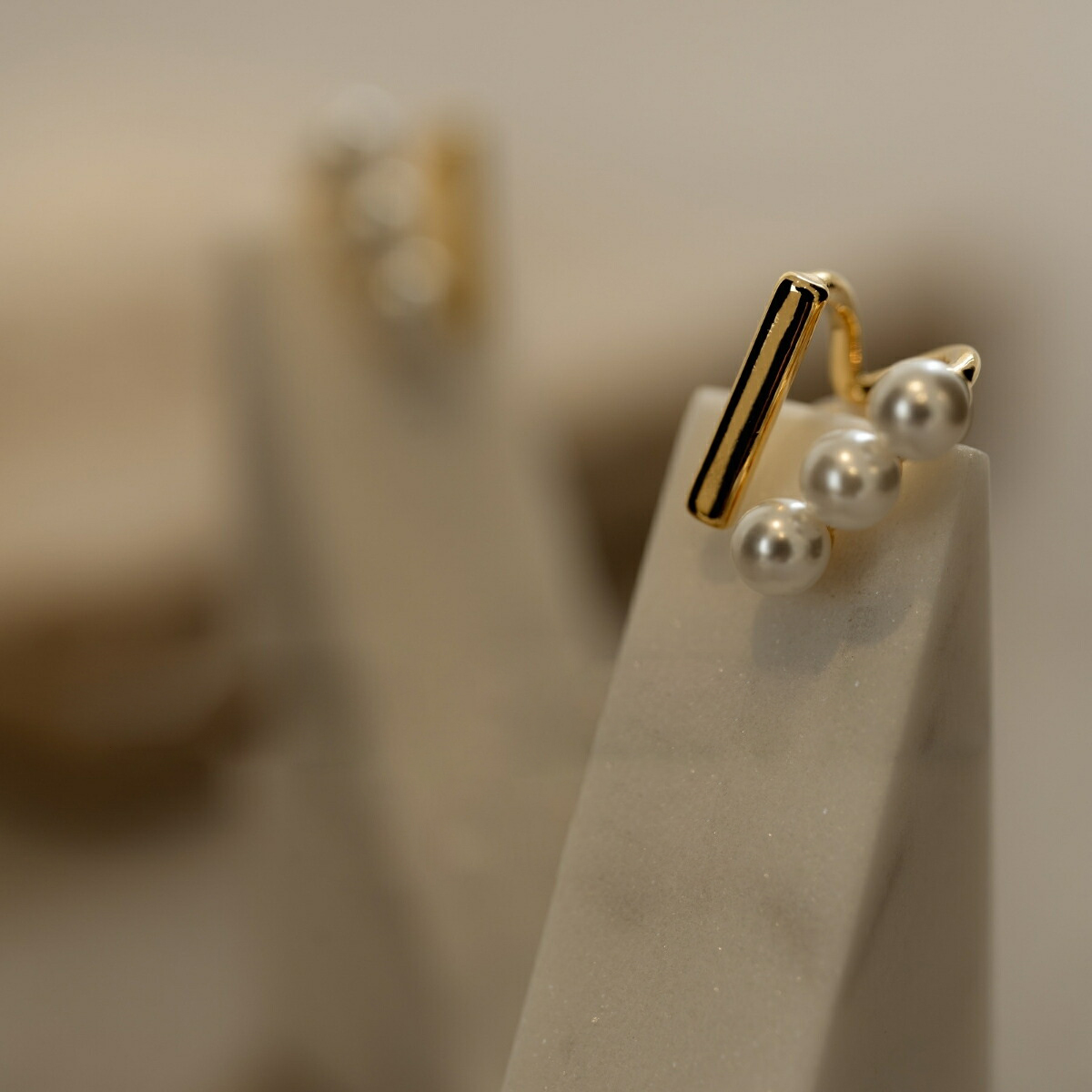 ママの小さな三連の煌めきピアス