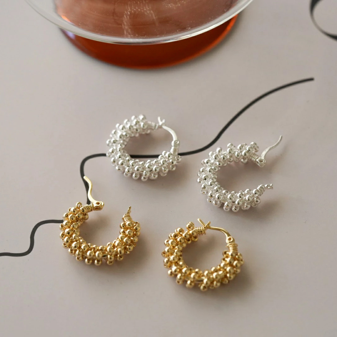 親友の小さなビーズの輪ピアス