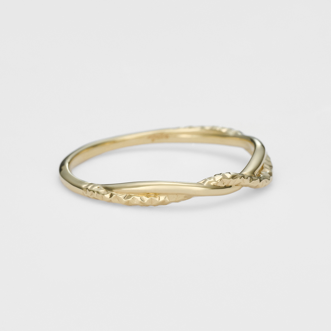 静かな想いを映す、優しい波紋のリング