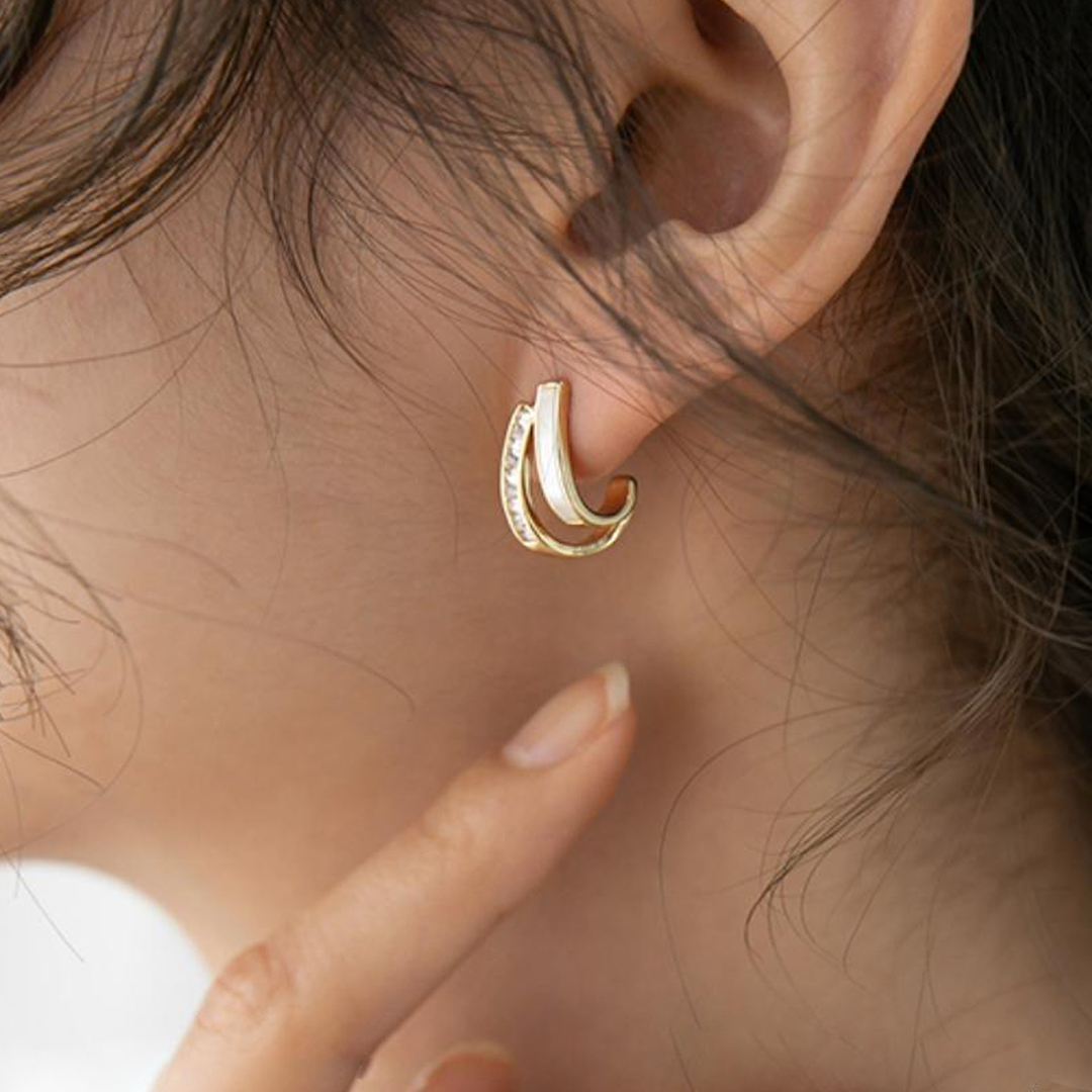 恋人の小さなツイストの交差点ピアス