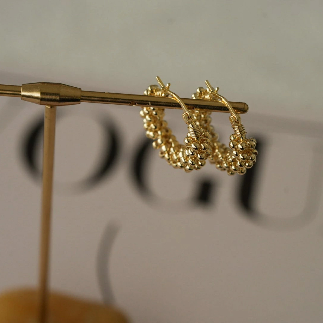 親友の小さなビーズの輪ピアス