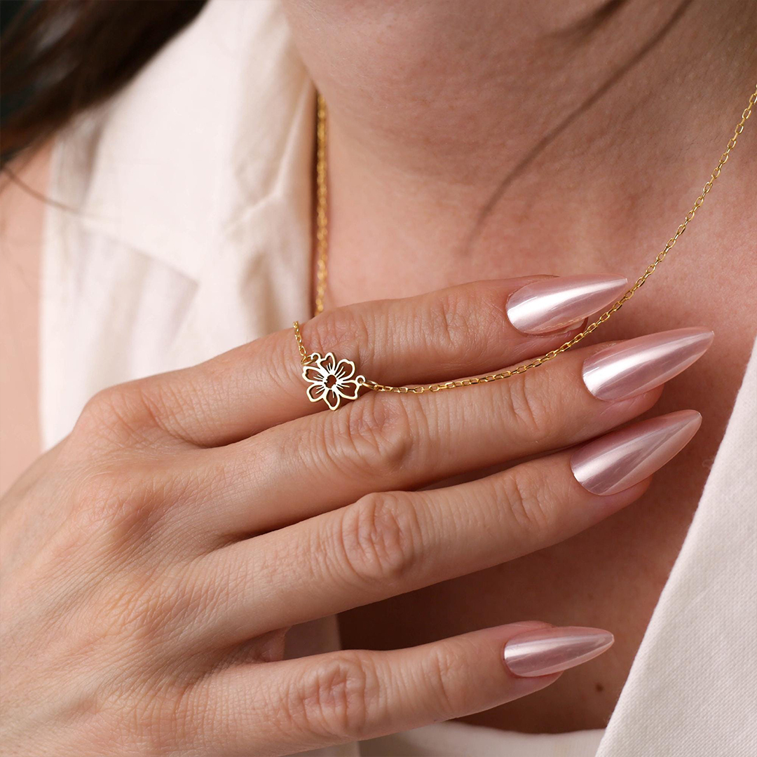 花と石が彩る、誕生日の記憶ネックレス