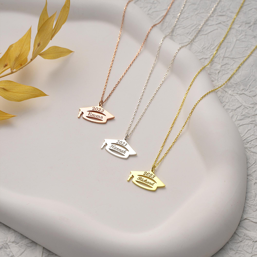 卒業祝いに贈る、未来を託す名入れネックレス