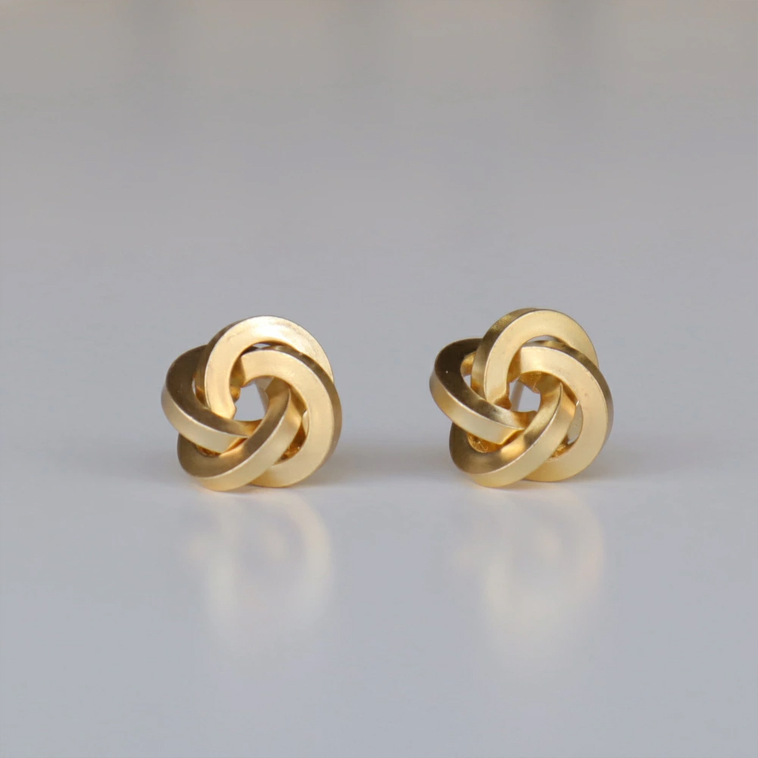 「結びの光」ラブノット・ゴールドスタッドピアス