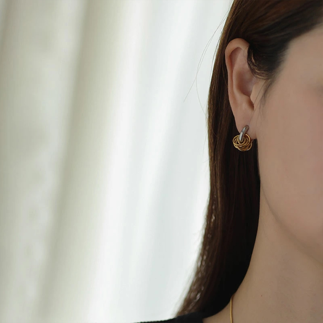 「ツートーン・ノット」スタッドピアス