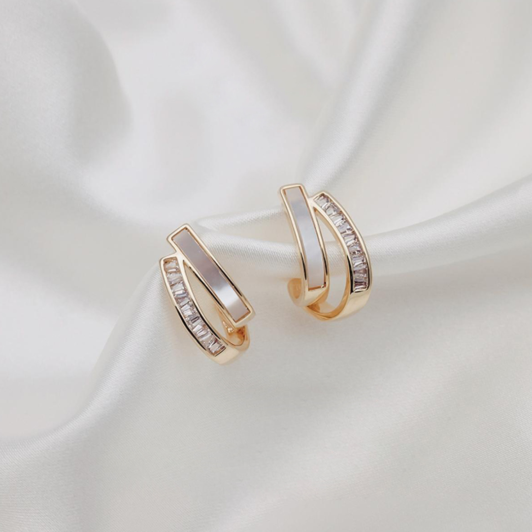 恋人の小さなツイストの交差点ピアス