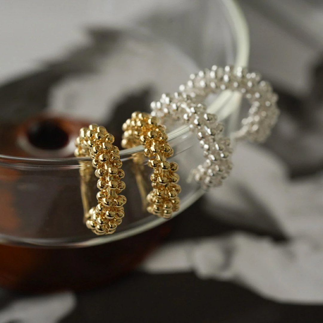 親友の小さなビーズの輪ピアス