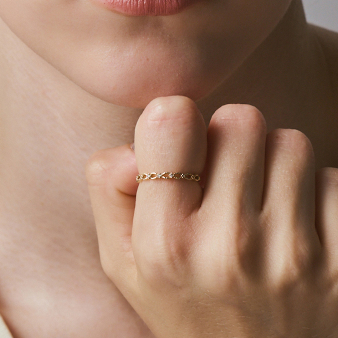 無限の約束を込めた、エタニティリング