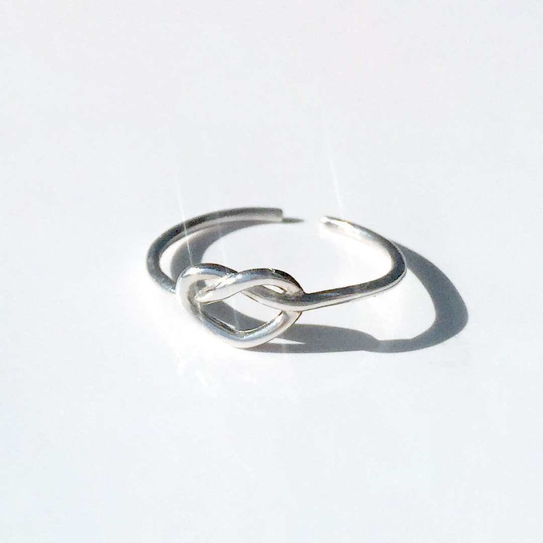 小さな運命を結ぶ絆のリング