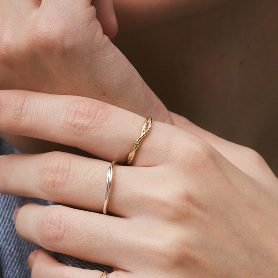 静かな想いを映す、優しい波紋のリング