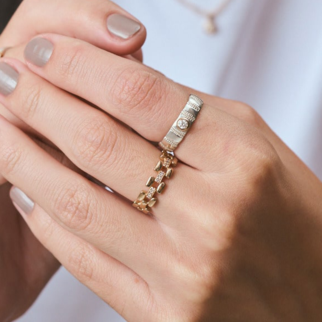 絆を紡ぐ、チェーンデザインのリング