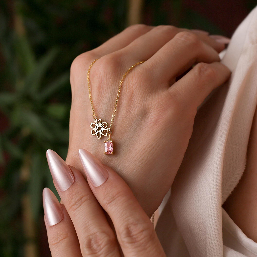 花と石が彩る、誕生日の記憶ネックレス